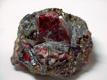 Родонит  (минерал и полиминеральное образование) (Rhodonite)