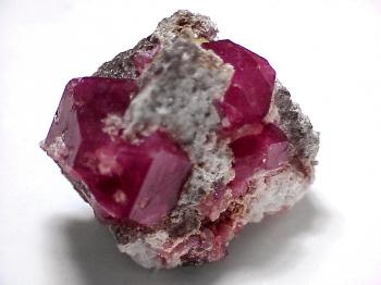 Розолит  (розово-малиновый гроссуляр) (Cherry-Red Grossular)