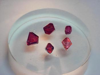 Рубиновая шпинель  (рубиново-красная шпинель) (Red Spinel)