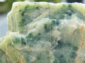 Калифорнит - синоним везувианита (California jade)