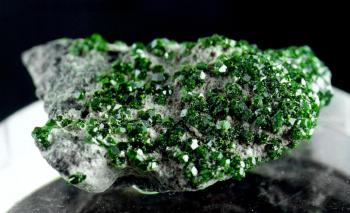 Уваровит  (минерал группы гранатов) (Uvarovite)