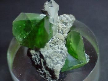 Хромсфен  или  Хромтитанит  (разн. сфена) (Chrome Sphene)