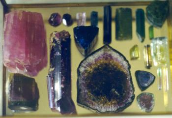 Эльбаит  (минерал группы турмалина) (Elbaite)