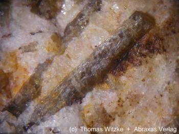 Призматин   (разн. корнерупина) (Prismatine)