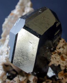 Рутил синтетический  (cинтетический камень) (Synthetic Rutile)