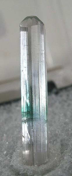 Ахроит  (бесцветный турмалин, обычно Эльбаит) (Achroite)