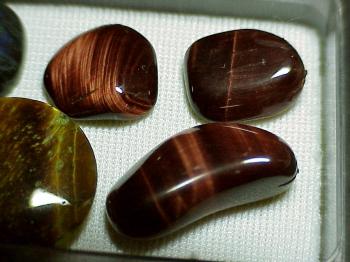 Кошачий глаз кварцевый   (обобщение) (Cat`s-Eye Quartz, Catseye)