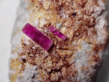 Красный берилл или "Биксбит"  (разн. берилла) (Bixbite (Red Beril))